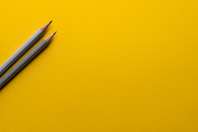 Lápis em fundo amarelo